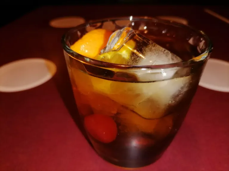 Un vaso con compuesta para el aperitivo.