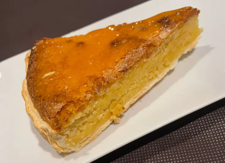 Una porción de tarta de almendras casera